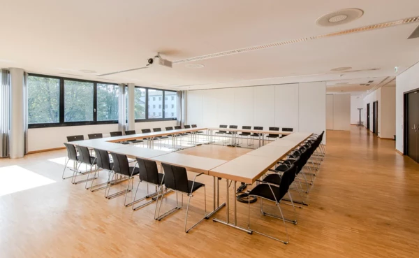 Tagungszentren Rhein-Mosel-Halle © Rhein-Mosel-Halle Blockbestuhlung im Tagungszentrum der Rhein-Mosel-Halle mit variablen Raumgrößen durch demontierbaren Trennwänden © Rhein-Mosel-Halle