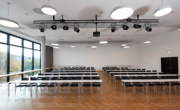 Frontansicht Reihenbestuhlung im Rheinsaal in der Rhein-Mosel-Halle © Rhein-Mosel-Halle Frontansicht Reihenbestuhlung im Rheinsaal der Rhein-Mosel-Halle © Rhein-Mosel-Halle