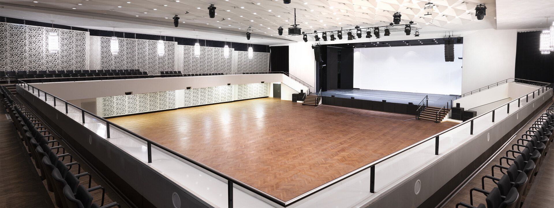 Blick von der Empore im Großen Saal, Rhein-Mosel-Halle, Koblenz © Rhein-Mosel-Halle, Gauls – Die Fotografen Blick von der Empore im Großen Saal, Rhein-Mosel-Halle, Koblenz © Rhein-Mosel-Halle, Gauls – Die Fotografen