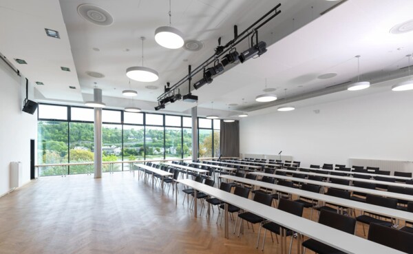 Diagonalansicht Reihenbestuhlung im Rheinsaal der Rhein-Mosel-Halle © Rhein-Mosel-Halle Diagonalansicht Reihenbestuhlung im Rheinsaal der Rhein-Mosel-Halle © Rhein-Mosel-Halle