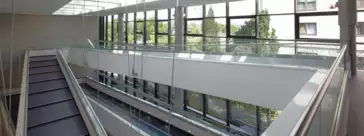 Modernes Treppenhaus mit Panoramafenstern in der Rhein-Mosel-Halle