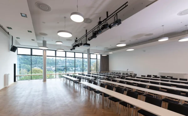 Rheinsaal Reihenbestuhlung Rhein-Mosel-Halle © Rhein-Mosel-Halle Reihenbestuhlung im Rheinsaal der Rhein-Mosel-Halle mit raumhohen Fenstern © Rhein-Mosel-Halle