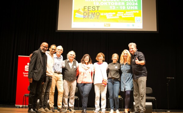 Teamfoto auf der Bühne beim Fest der Demokratie © 