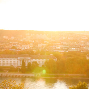 Aussicht auf das Kurfürstliche Schloss beim Sonnenuntergang in Koblenz © 