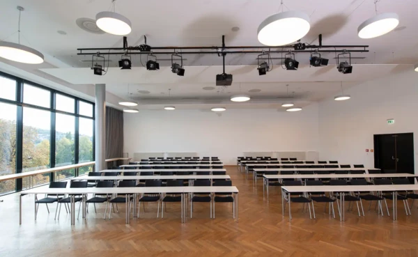 Rheinsaal Frontansicht Reihenbestuhlung Rhein-Mosel-Halle © Rhein-Mosel-Halle Frontansicht der Reihenbestuhlung im Rheinsaal der Rhein-Mosel-Halle © Rhein-Mosel-Halle