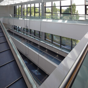 Modernes Treppenhaus mit Panoramafenstern in der Rhein-Mosel-Halle © Thomas Frey